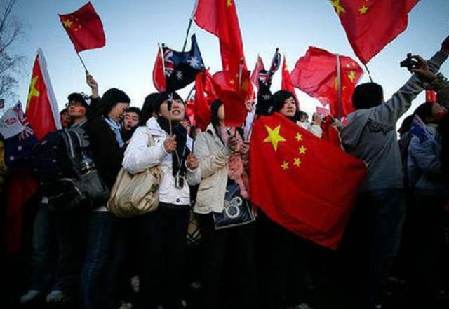 叫女生去旅游回了句嗯？游戏画面